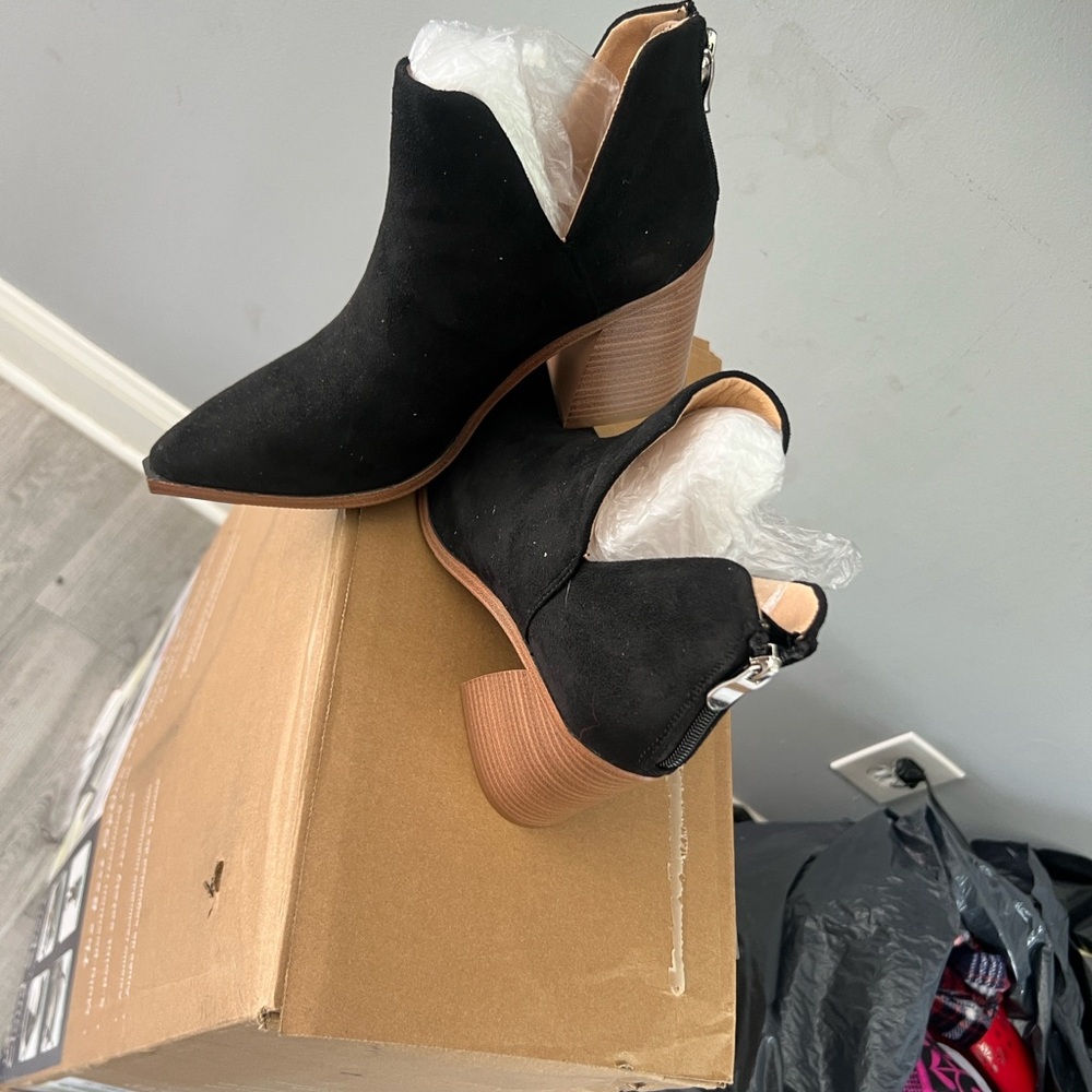 Chic Black Suede Ankle Booties - Picture 4 of 9
